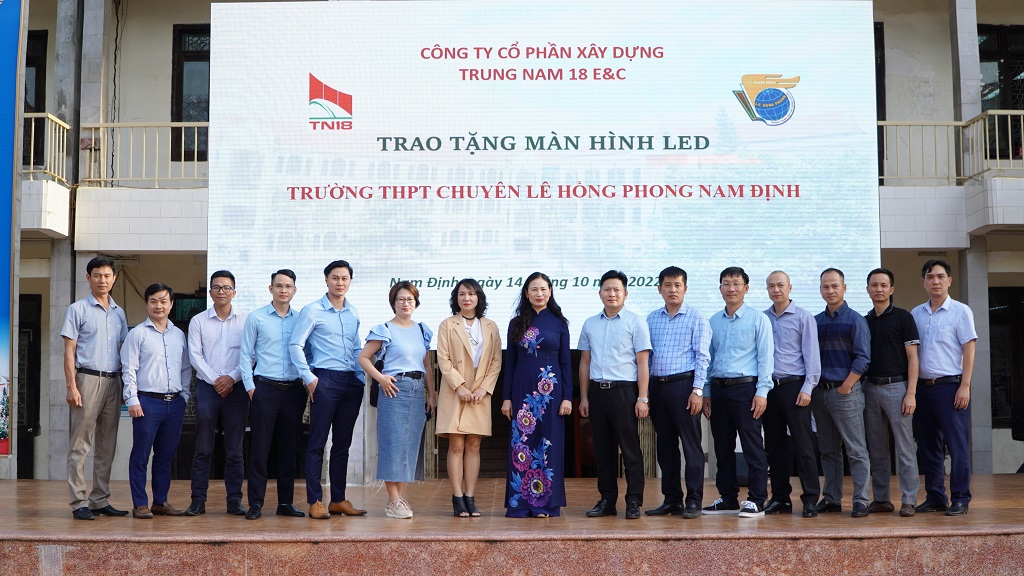 Trường THPT chuyên Lê Hồng Phong Nam Định tiếp nhận quà tặng của Công ty Cổ phần xây dựng Trung Nam 18 E&C